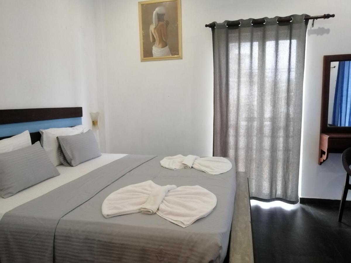 Le Petit Hotel & Restaurant Negombo Esterno foto