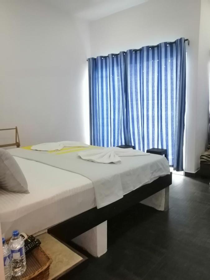 Le Petit Hotel & Restaurant Negombo Esterno foto