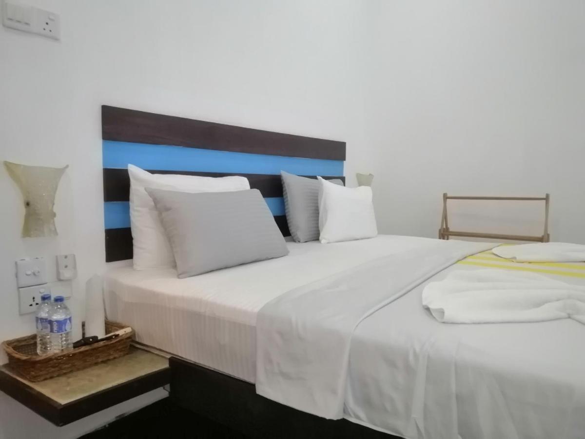 Le Petit Hotel & Restaurant Negombo Esterno foto