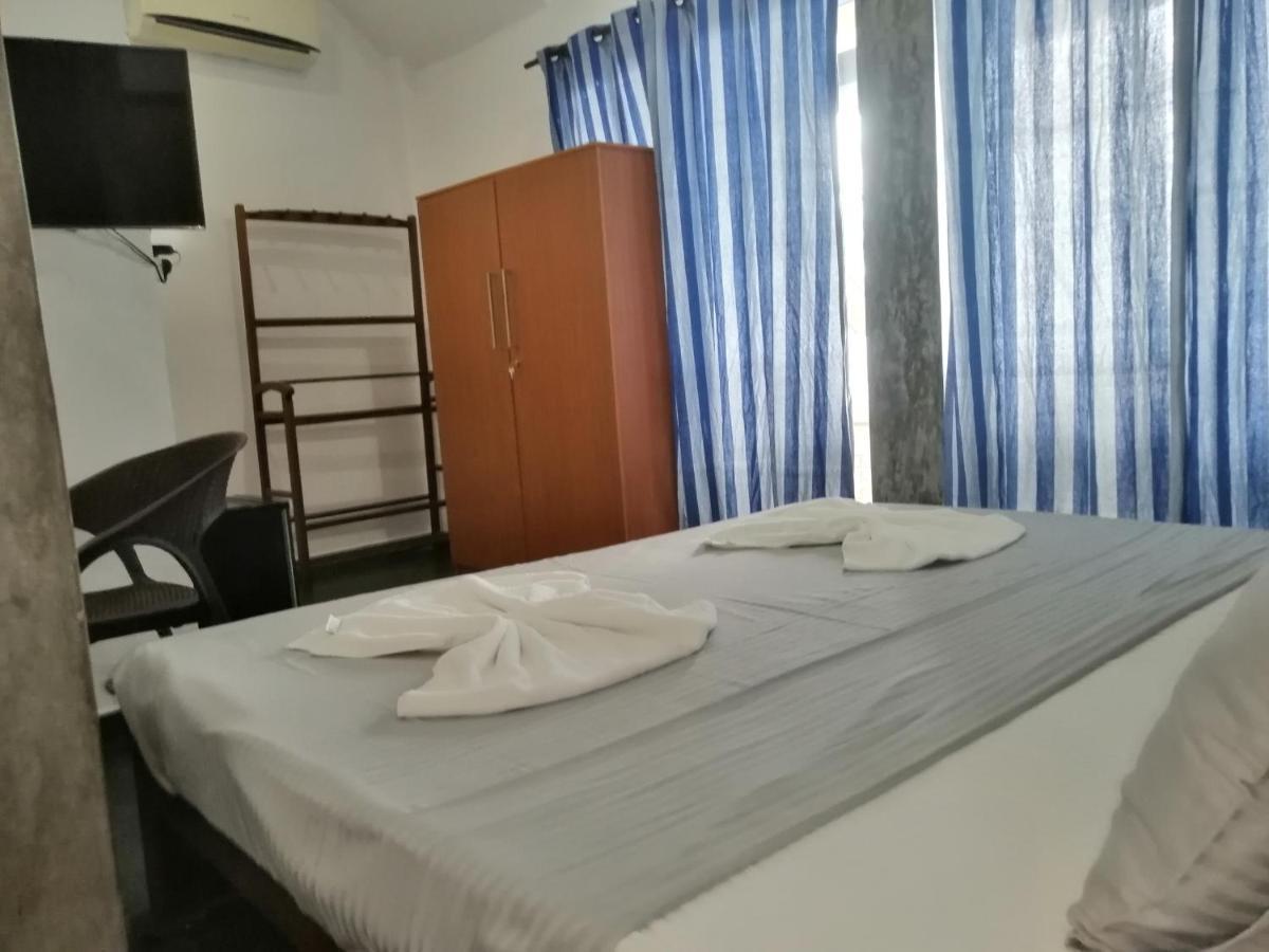 Le Petit Hotel & Restaurant Negombo Esterno foto