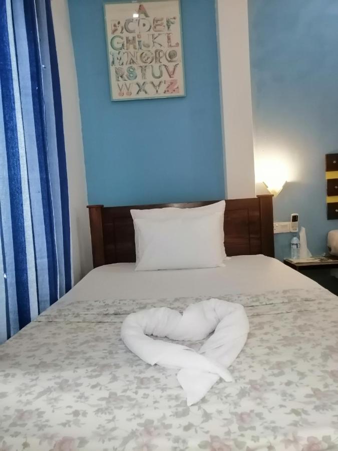 Le Petit Hotel & Restaurant Negombo Esterno foto