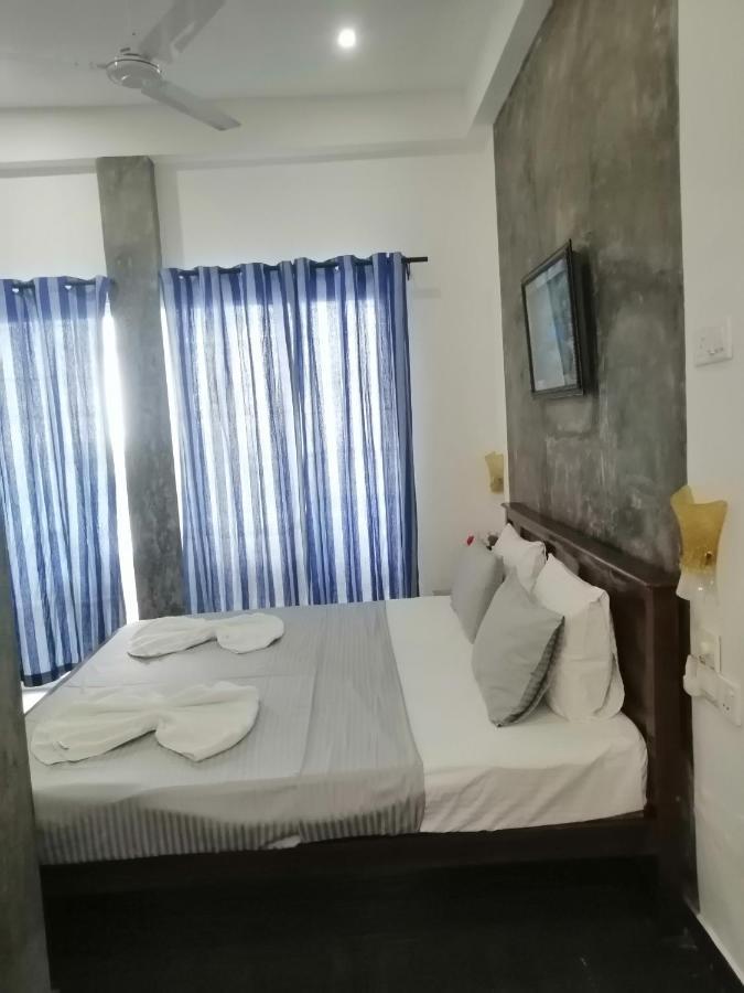 Le Petit Hotel & Restaurant Negombo Esterno foto