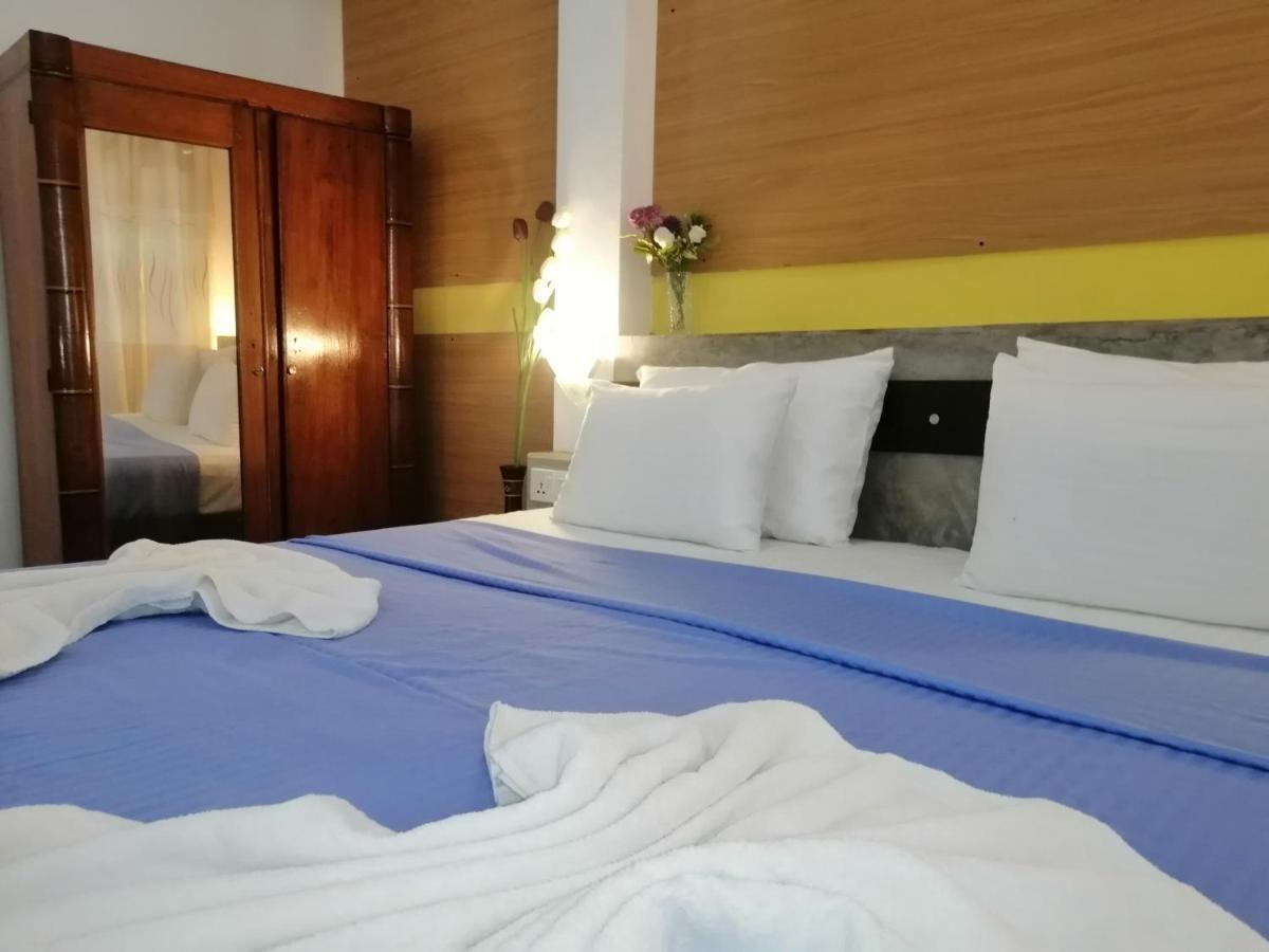 Le Petit Hotel & Restaurant Negombo Esterno foto