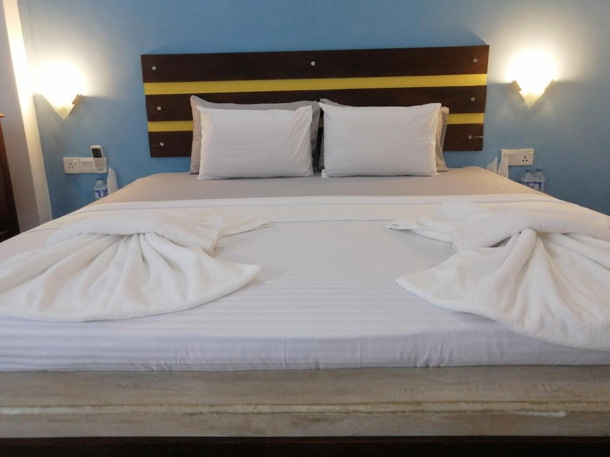 Le Petit Hotel & Restaurant Negombo Esterno foto