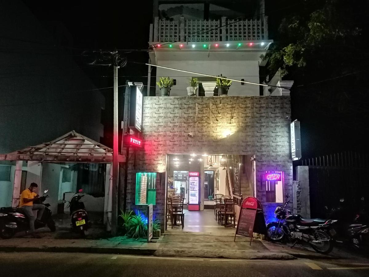 Le Petit Hotel & Restaurant Negombo Esterno foto